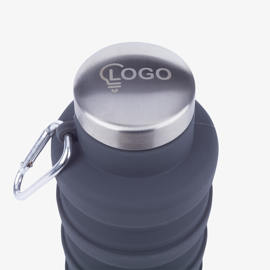 Faltbare graue 500-ml-Sportflasche aus Silikon mit Lasergravur auf der Kappe und Karabinerhaken