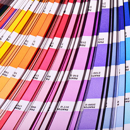 Ein Farbfächer mit verschiedenen Pantone-Farben