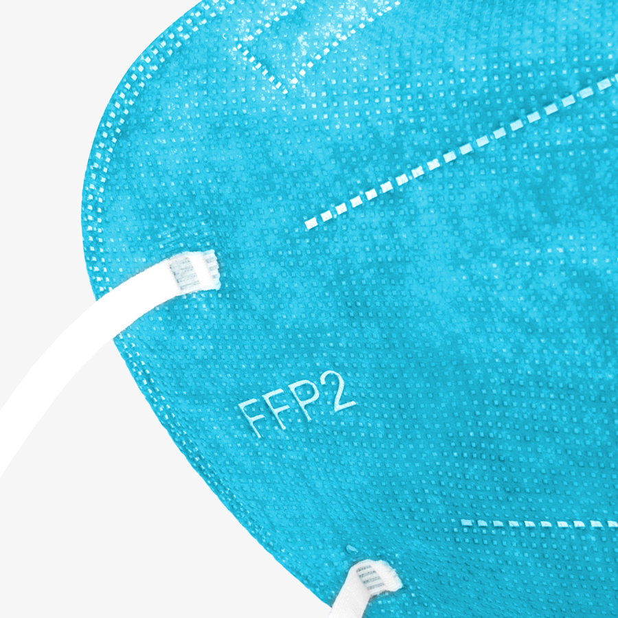 Detailansicht einer zertifizierten FFP2-Maske in türkis, mit CE-Kennzeichnung