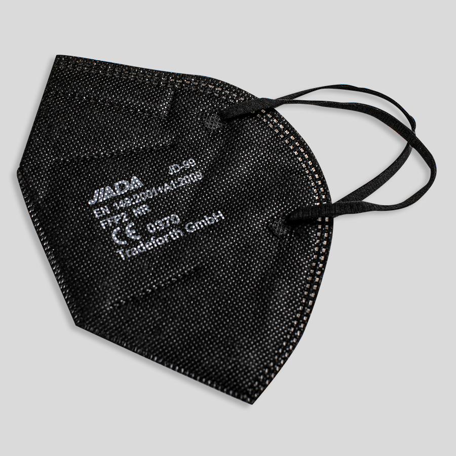 Seitliche Ansicht einer zertifizierten FFP2-Maske in schwarz, mit optimaler Passform und Nasenbügel