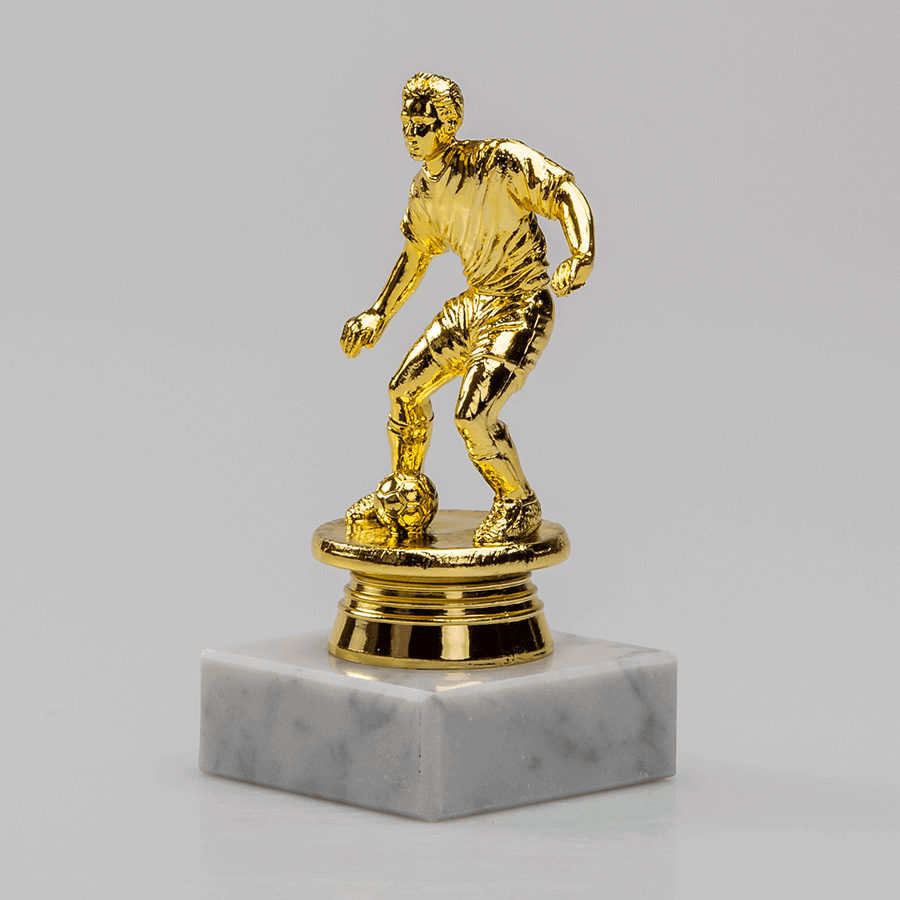 Hochwertiger Fußballpokal in Gold, individuell graviert per Lasergravur auf dem Sockelschild