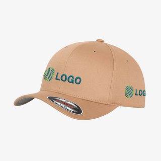 Khakifarbene Wooly Combed Classic Baseball Cap von FLEXFIT mit zwei Stickereien in leichter Seitenansicht