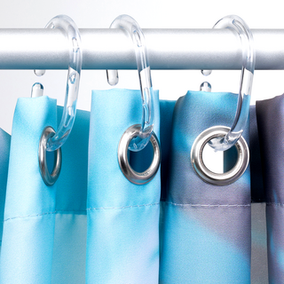 Detailansicht fertig konfektionierter Fotoduschvorhang mit Metallösen und transparenten Ringen