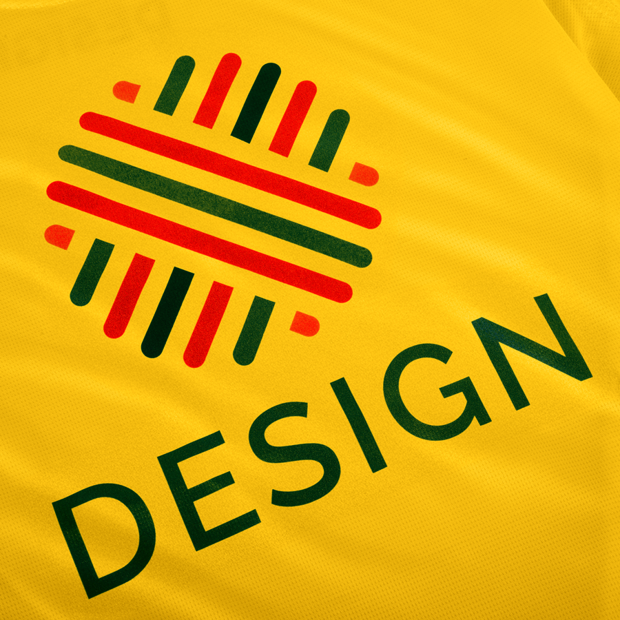 Nahaufnahme eines gelben Funktionsshirts für Kinder, das ein großes, aufgedrucktes Logo zeigt