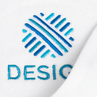 Detailansicht weißes Premium-Gästehandtuch mit individueller Stickerei in Top-Qualität
