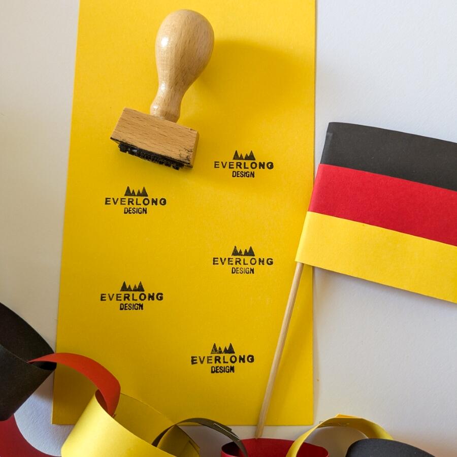 Einsendung WIRmachenFANS-Gewinnspiel: Papierkette & Flagge in Deutschlandfarben mit Holzstempel