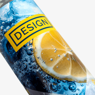 Detailansicht bedrucktes Etikett einer Getränkedose mit Blaubeer-Zitronen-Limonade
