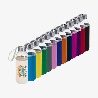 Glasflaschen mit im Digitalteansferdruck bedruckter Neoprenhülle in vielen verschiedenen Farben, inklusive Trageschlaufe am Deckel