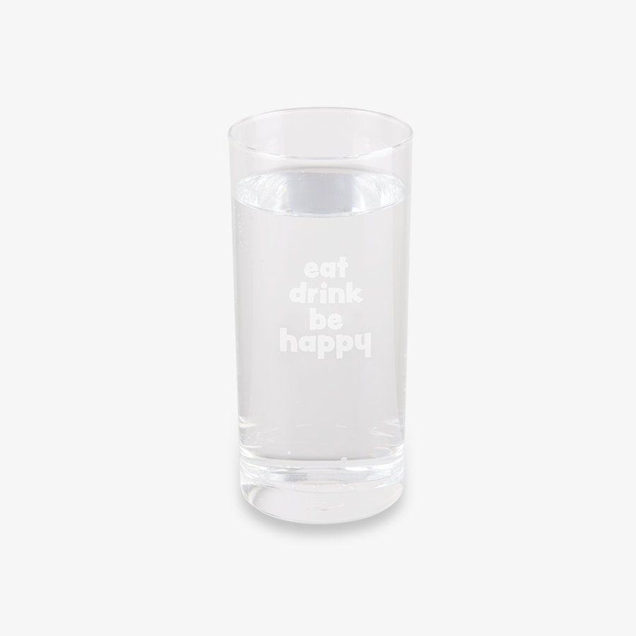 Kleines, mit Wasser befülltes Trinkglas mit individueller Gravurfläche von 35 x 70 mm