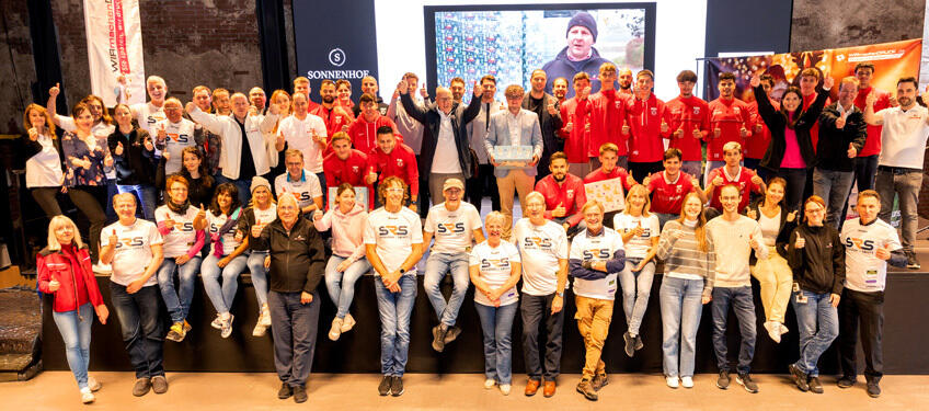 Gruppenbild der Packaktion zum Happy Friday 2024