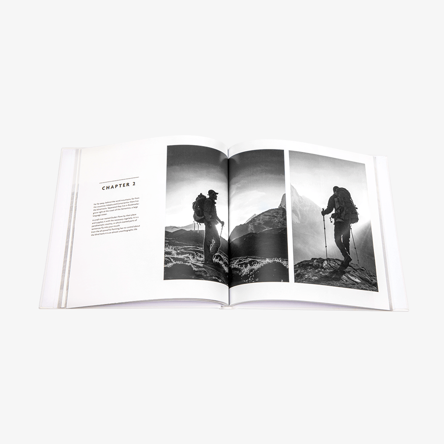 Aufgeschlagenes Hardcover-Buch mit geradem Rücken und schwarz-weißem Inhalt im quadratischen Format 21 x 21 cm