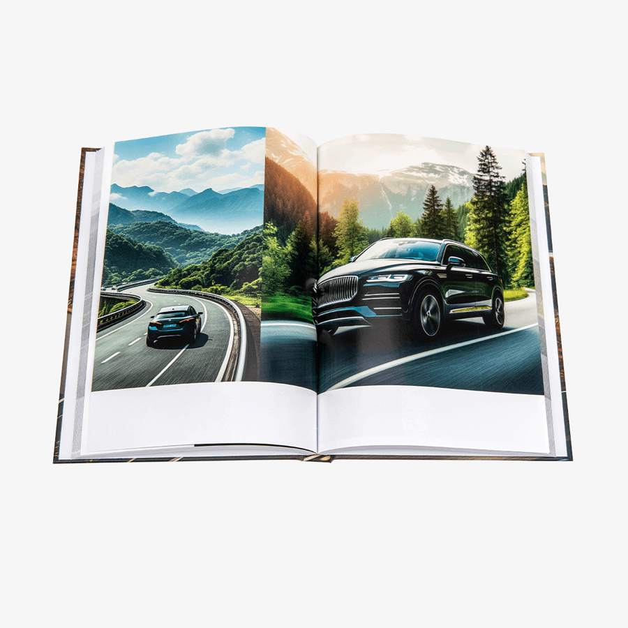 Aufgeschlagenes Hardcover-Buch mit geradem Rücken und farbigem Innenteil im Format DIN A5 hoch