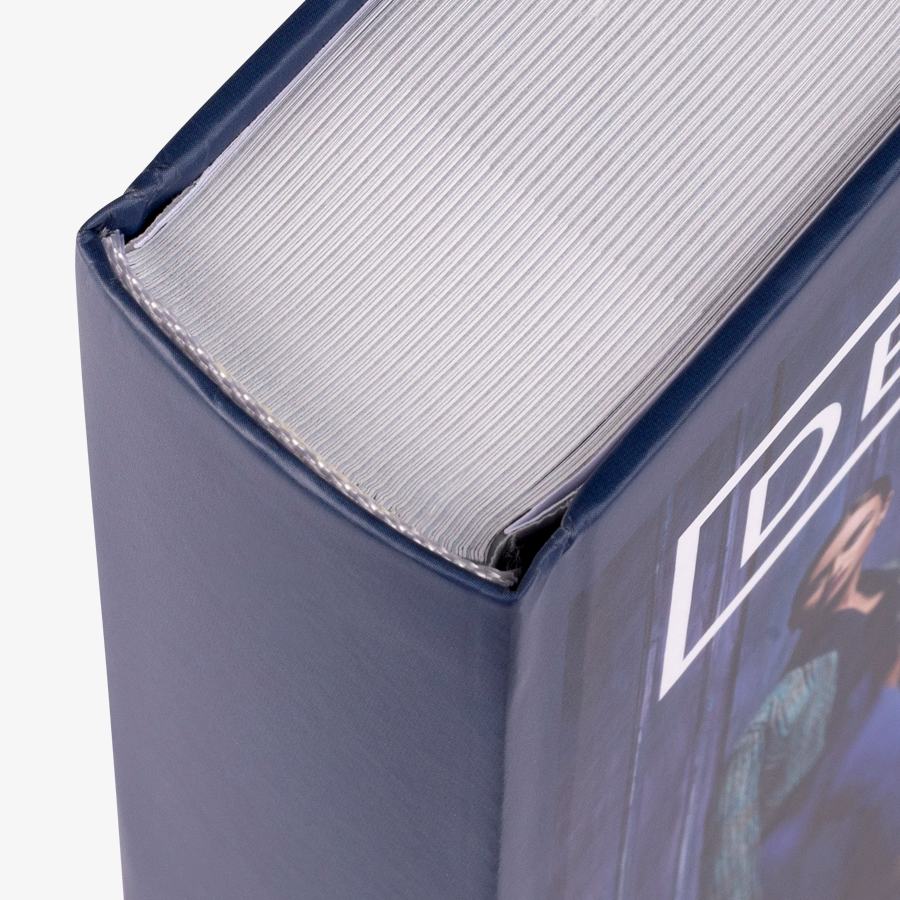 Buch mit rundem Buchrücken und vollfarbigem Hardcover