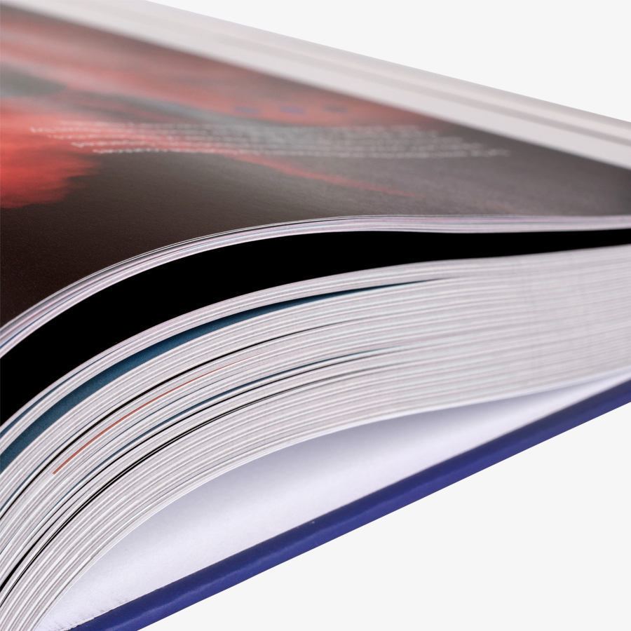 Buch mit rundem Hardcover und farbigem Innenteil