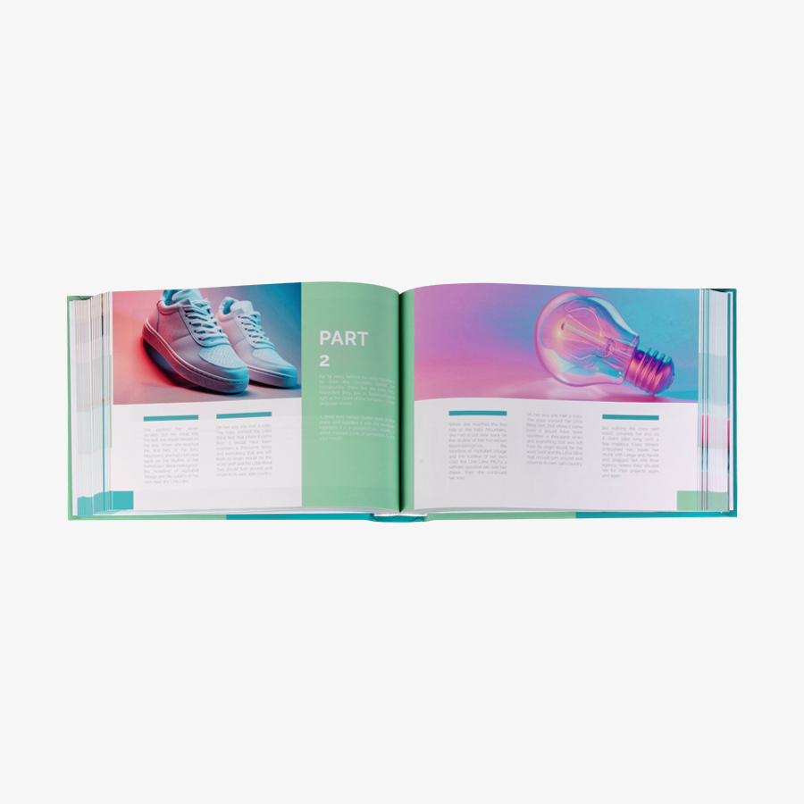 Harcover-Buch mit rundem Rücken und farbigem Inhalt im Querformat DIN A5