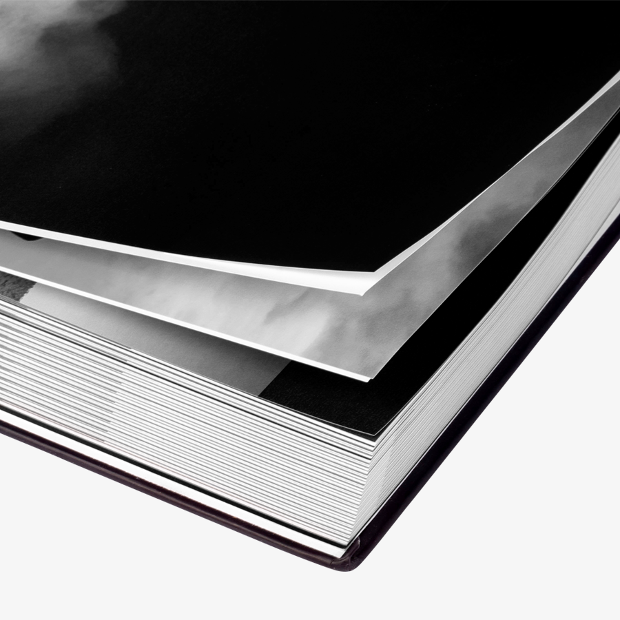 Detailaufnahme schwarz-weißer Seiten eines Buches mit rundem Hardcover