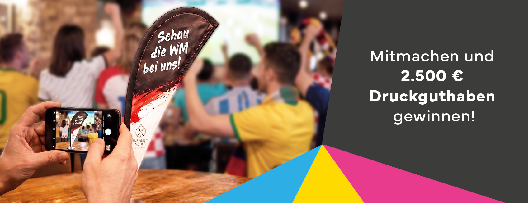 Links: Fußballfans machen Fotos bei Public Viewing; rechts: Gewinnspiel-CTA und blau-gelb-pinke Dreiecke
