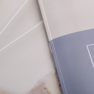 Hochzeitszeitungen mit Drahtheftung in Detailansicht