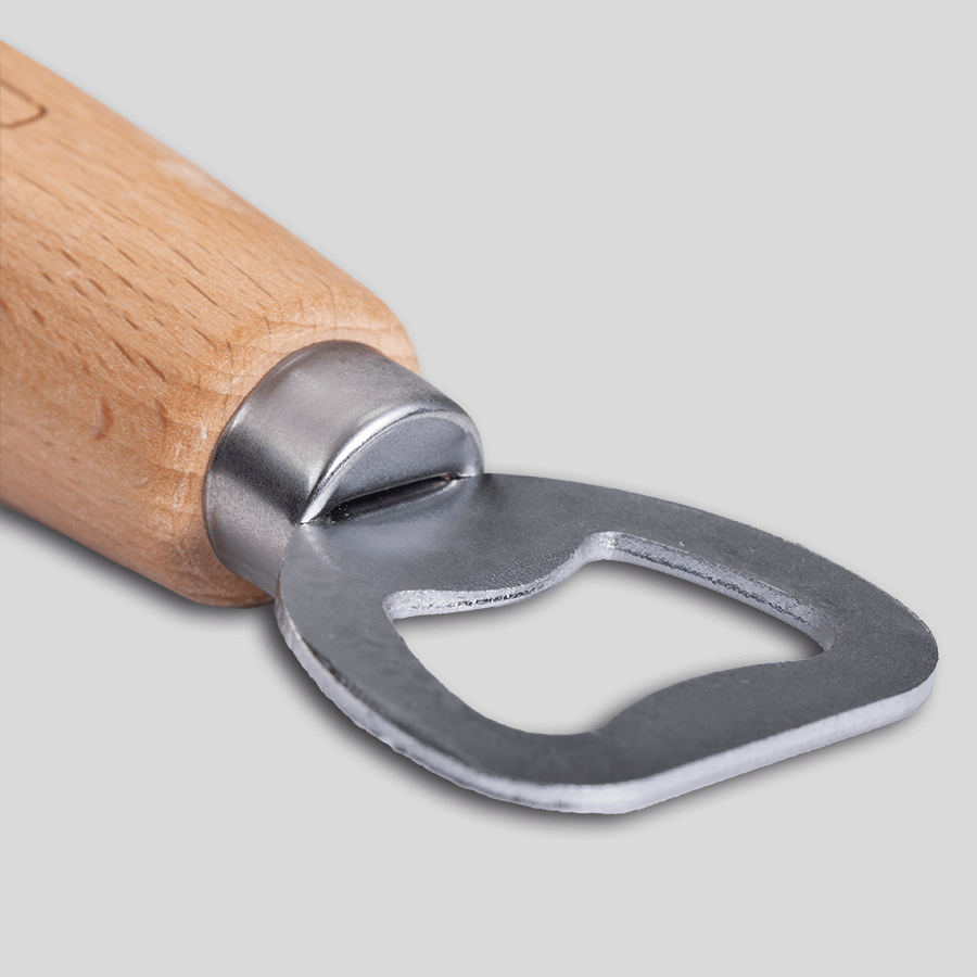Detailansicht eines individuell gravierbaren Holz-Flaschenöffners