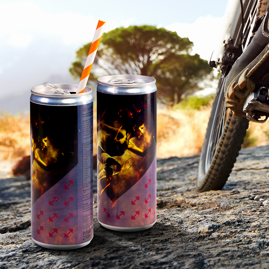 Individuelle Getränkedosen gefüllt mit ISO-Drink Red Berry, ideal für Abenteuer