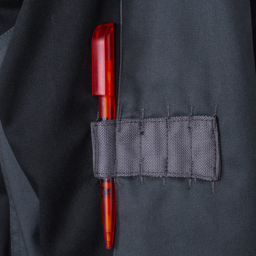 Detail-Ansicht einer schwarz-grauen Premium-Arbeitsjacke mit Stift-Schlaufen