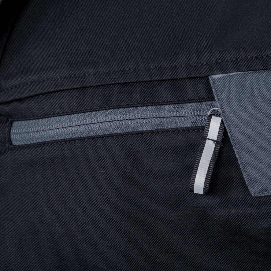 Detail-Aufnahme einer schwarz-grauen Premium-Arbeitsjacke mit Innentasche und Reißverschluss