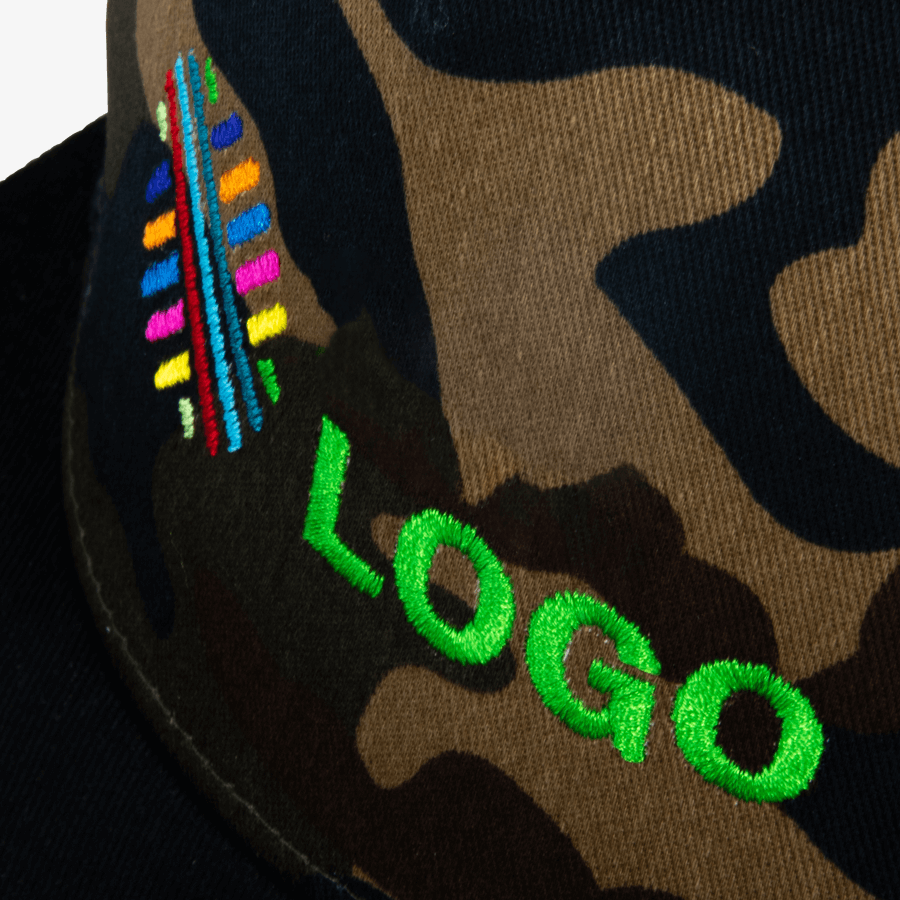 Schwarze Snapback-Camo-Cap mit bunter Stickerei und Camouflage-Muster