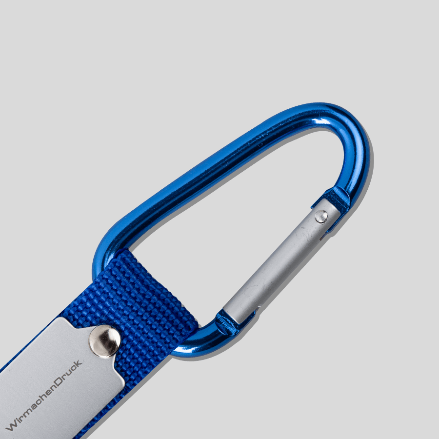 Detailansicht des blauen Karabinerhakens eines gravierten KexTex-Schlüsselanhängers