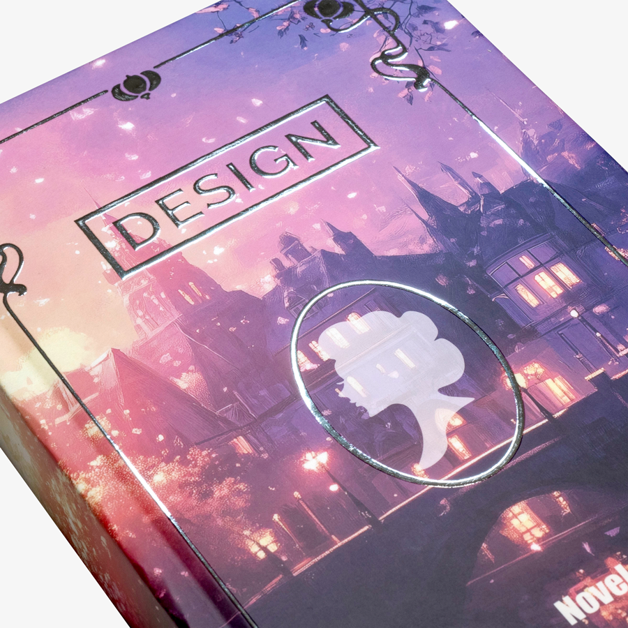 Kompakt-Buch mit Hardcover und geradem Rücken im Format 12,5 x 19 cm, Detailansicht des mit Silberfolie veredelten Covers