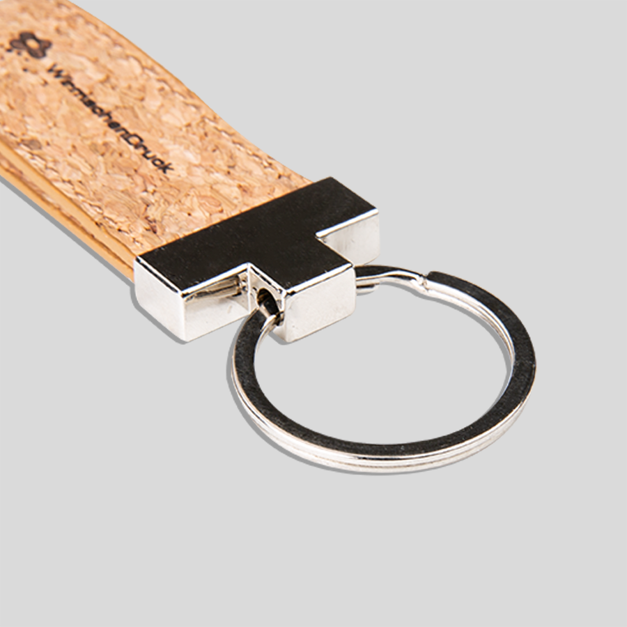 Detailansicht eines Kork-Schlüsselanhängers mit einseitiger Gravur und Metall-Schlüsselring