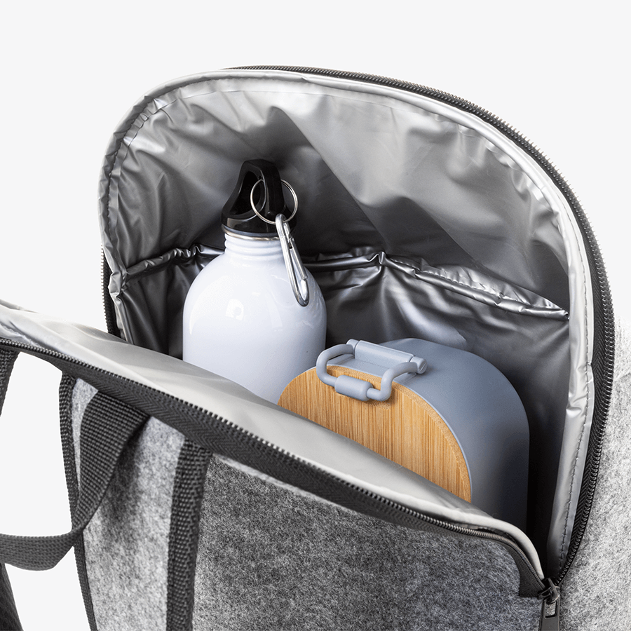 Innenansicht hochwertiger Kühlrucksack aus RPET-Filz, Anwendungsbeispiel