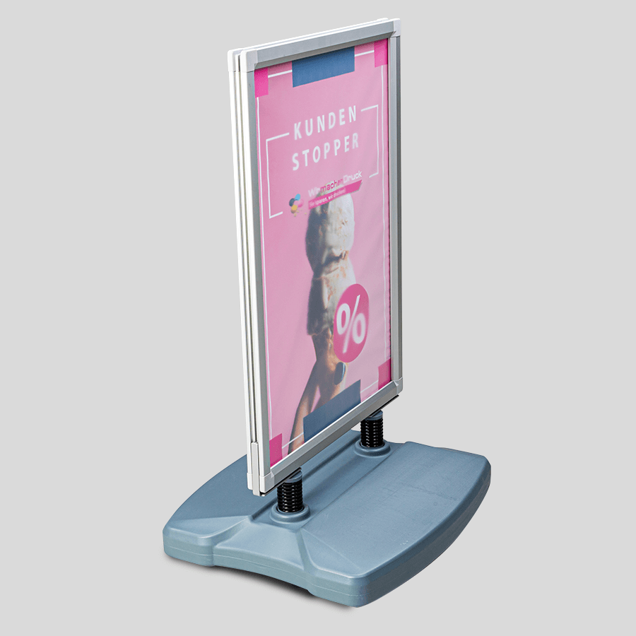 Seitenansicht eines standfesten Kundenstoppers, Modell Windtalker mit bedrucktem Plakat
