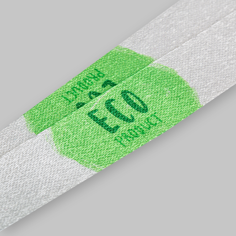 Detailansicht von individuell bedrucktem kurzem Schlüsselanhänger aus Recyclingmaterial