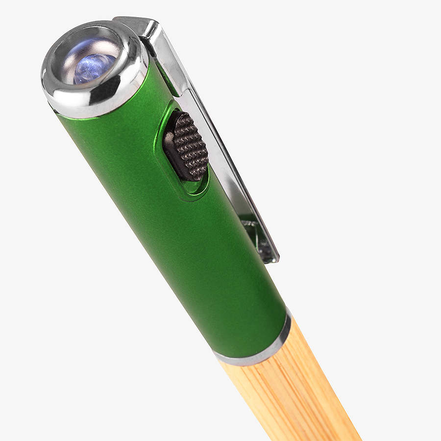Detailansicht des Bambus-Kugelschreibers mit LED-Taschenlampe und grüner Applikation