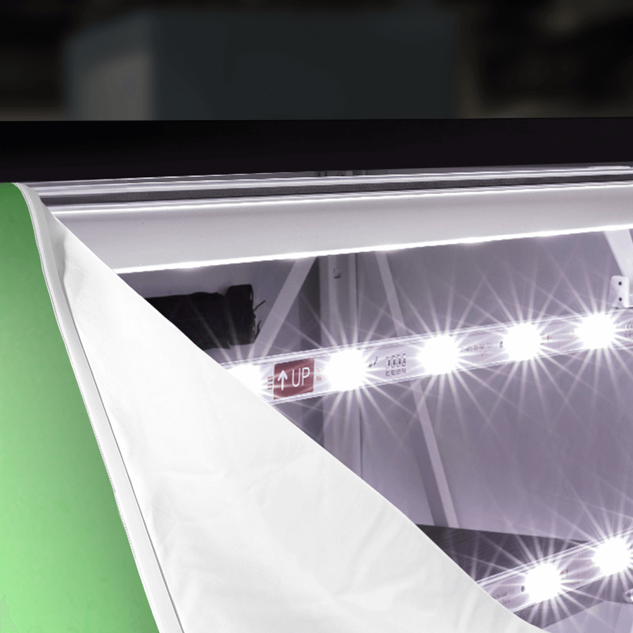 Gerade LED-Messetheke mit schwarzer Thekenplatte, Ansicht von vorne mit offenem Banner und Blick auf die LEDs
