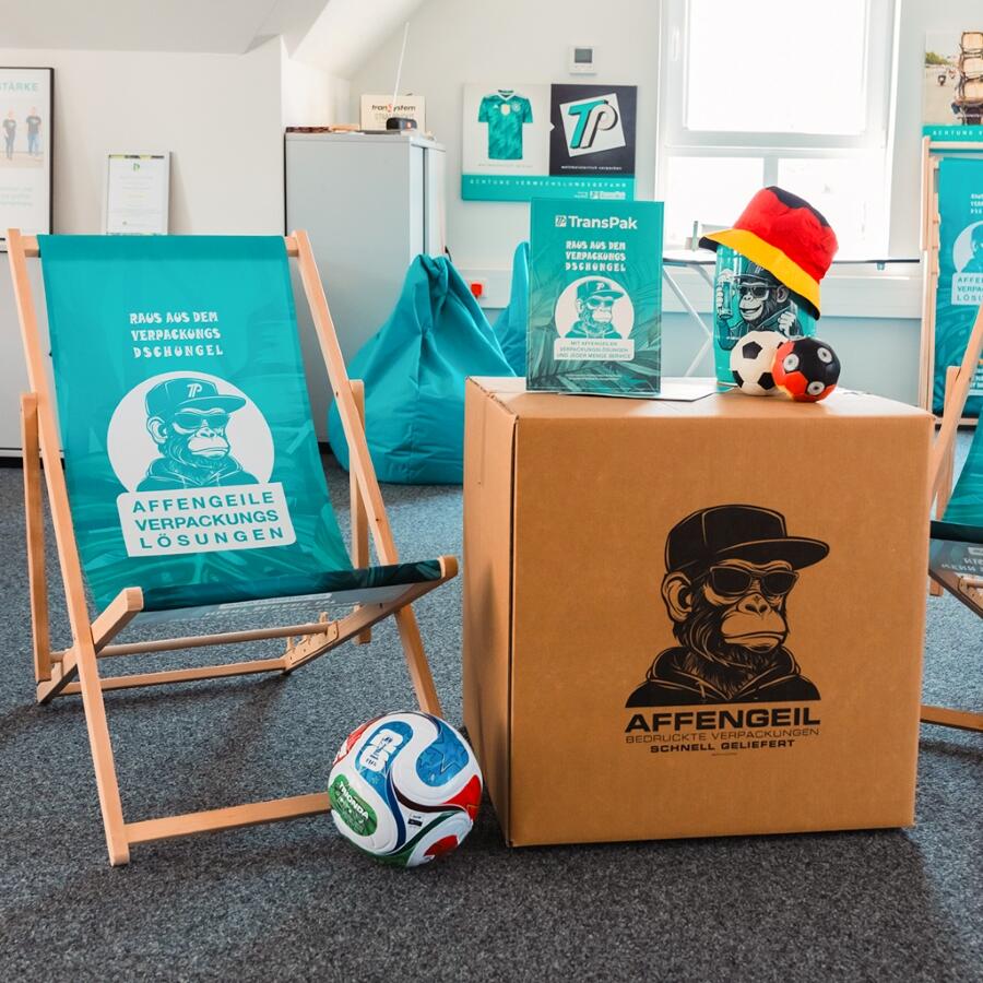 Einsendung WIRmachenFANS-Gewinnspiel: bedruckter Liegestuhl, Broschüren, Fußballbälle & Deutschland-Hut