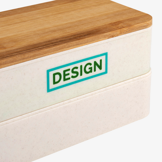 Detailansicht individueller Druck auf Kunststoff-Lunchbox mit Bambusdeckel