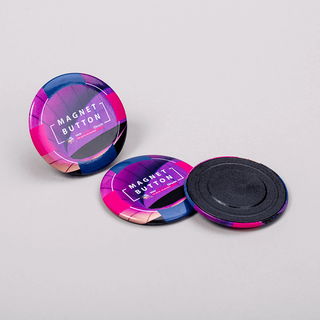 Drei runde Magnetbuttons, individuell bedruckte Vorderseite und unbedruckte Rückseite
