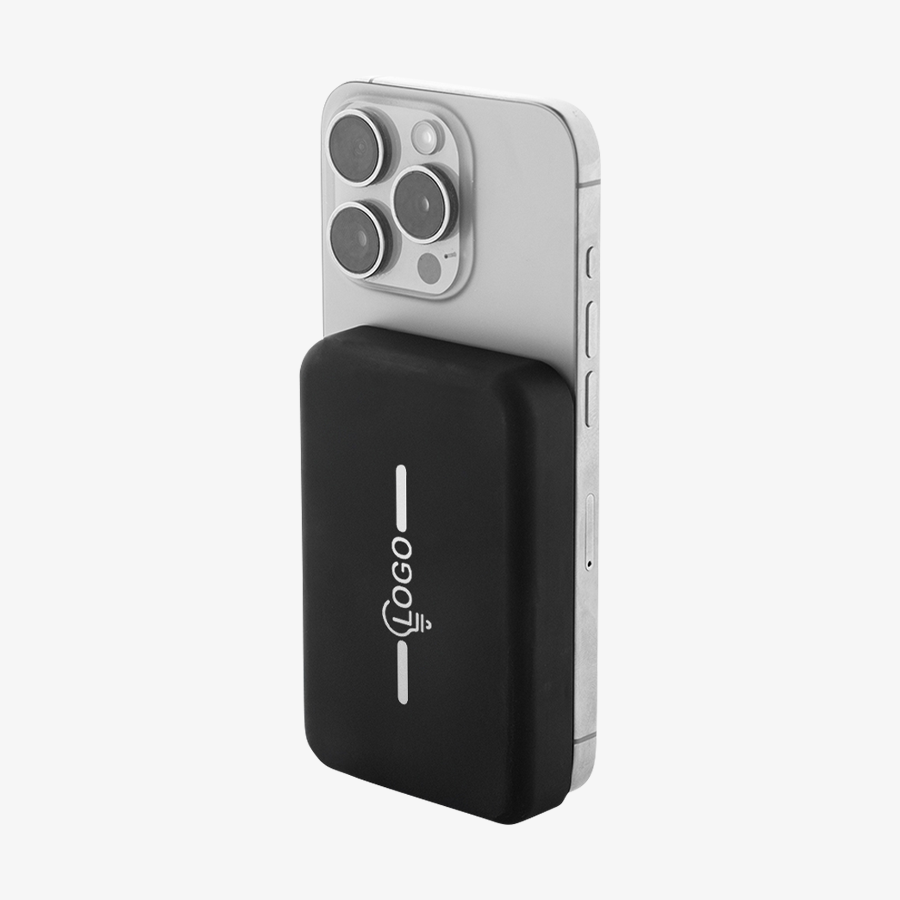 Schwarze magnetische Powerbank aufliegend auf Handy in der Rückansicht graviert mit Logo