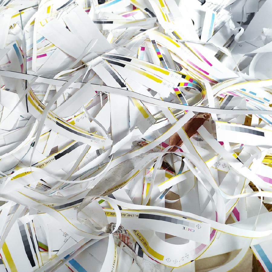 Makulatur einer Druckerei in Form von vielen mit Passmarken und Farbkontrollstreifen bedruckten Papierschnipseln