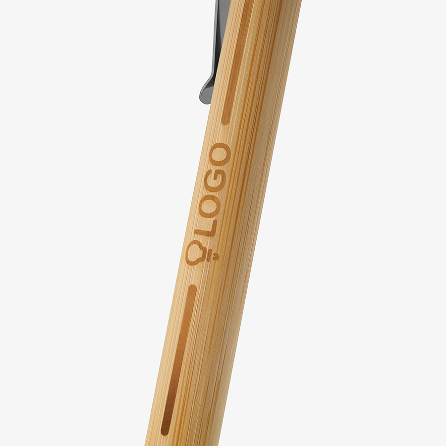 Premium-Bambus-Kugelschreiber mit Metallclip und Gravur auf dem Schaft in der Detailansicht