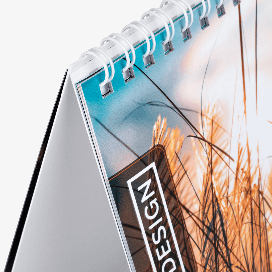 Detailansicht Monatstischkalender mit robuster Spiralbindung, individuell bedruckbar