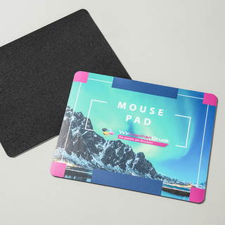 Zwei Kunststoff-Mousepads mit bedruckter Oberseite und rutschfester Unterseite