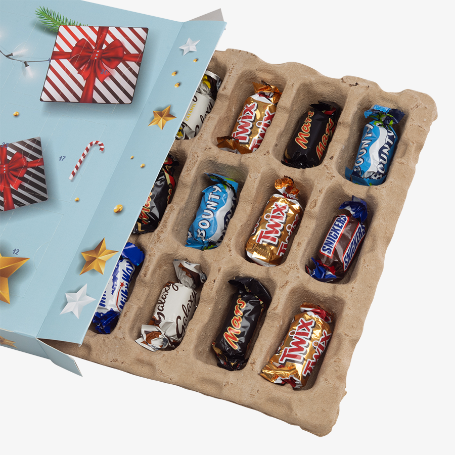 Geöffneter Adventskalender mit vollfarbigem Druck und CELEBRATIONS-Süßigkeiten, Detailansicht des gefüllten Inlays