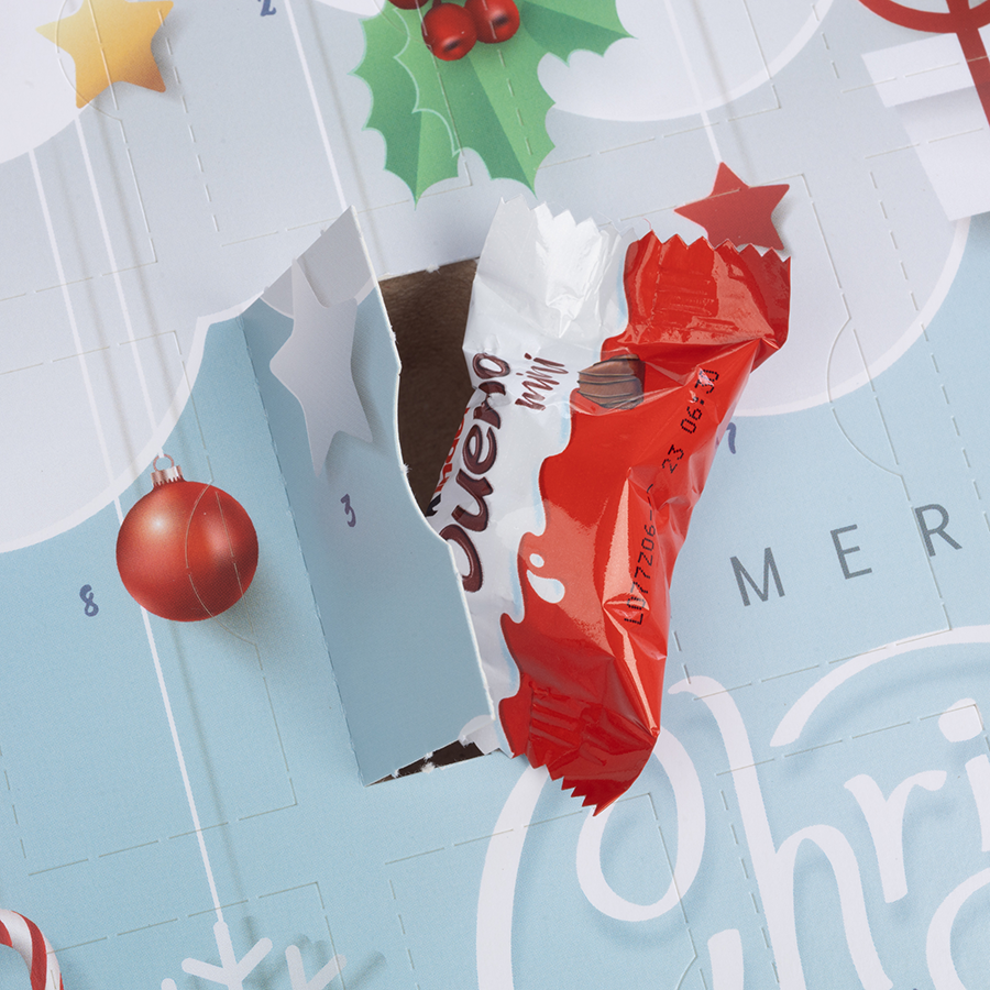 Vollfarbig bedruckter Adventskalender zum Aufhängen mit Kinder Schokolade als Füllung, Detailansicht eines geöffneten Türchens
