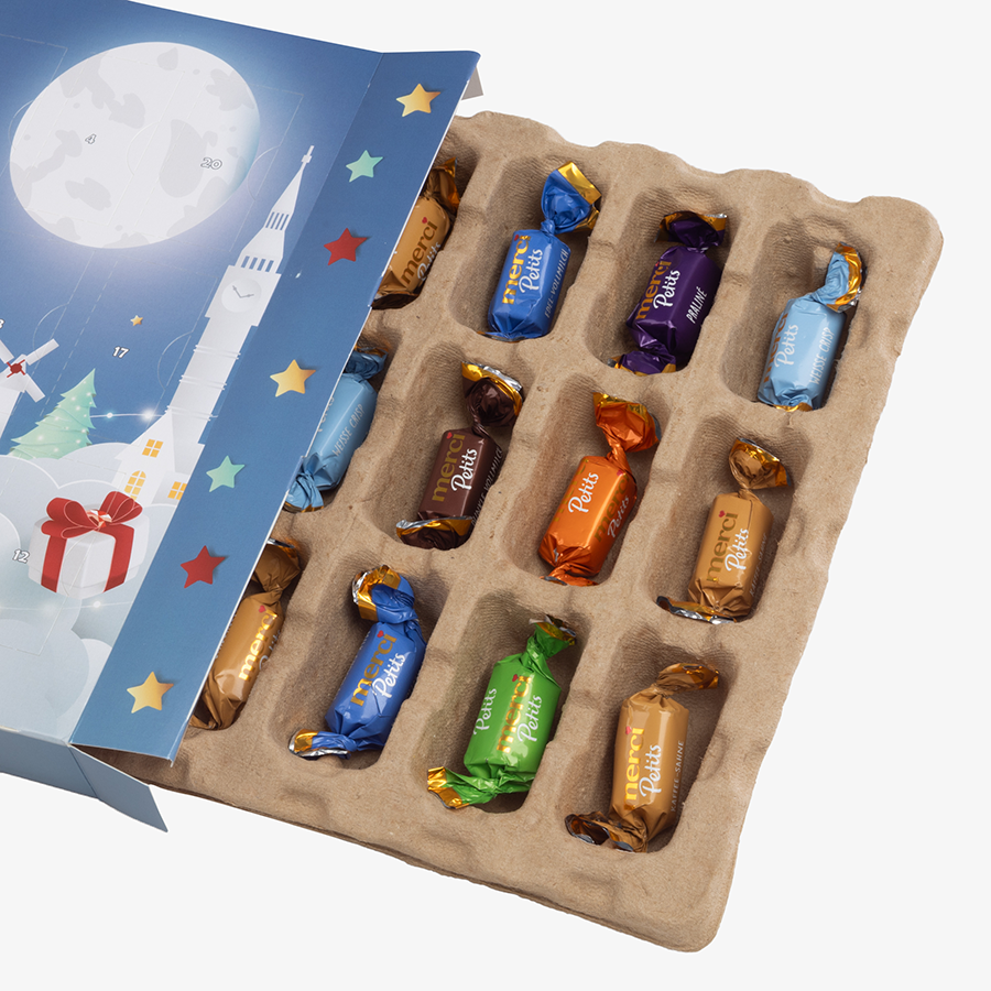 Vollfarbig bedruckter seitlich geöffneter Adventskalender zum Aufhängen mit merci Petits als Füllung, Detailansicht des gefüllten Inlays
