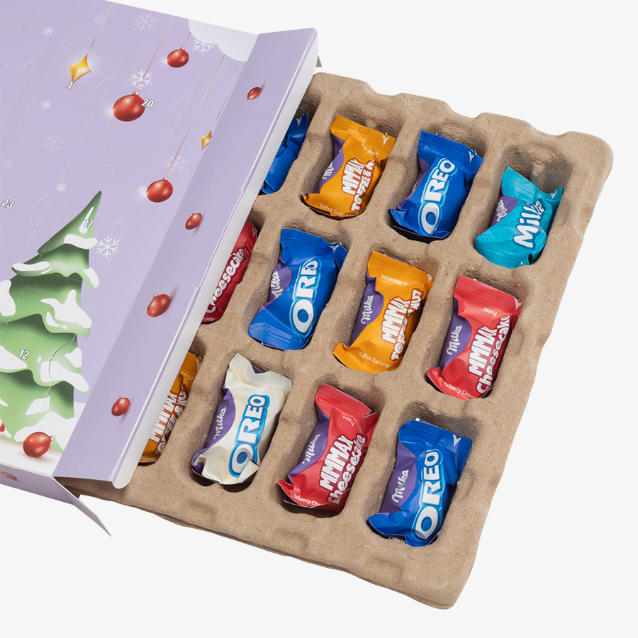 Seitlich geöffneter vollfarbig bedruckter Adventskalender zum Aufhängen mit Milka Favourites, Detailansicht des gefülltes Inlays