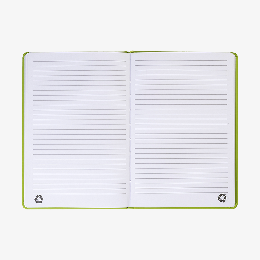 Aufgeschlagenes Notizbuch in DIN A5 mit Kunstleder-Cover und linierten Seiten