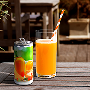 Serviervorschlag von Orangensaft in individuell bedruckter Getränkedose