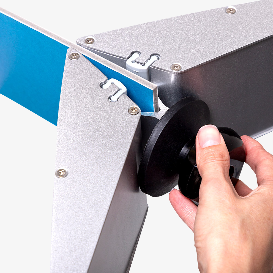 Detailansicht Montage einer silberfarbenen Paneelbasis aus Aluminium